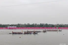 “龙舟故里”赛龙舟  11支世界顶尖龙舟队竞渡汨罗江图片