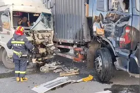 出车祸后竟然先“抽烟冷静下”，大兴消防营救一名被困司机图片