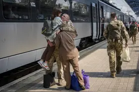 开往前线的乌克兰火车：票价102元，提供热茶咖啡，系乌上座率最高的列车之一图片