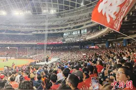 台湾职棒于台北大巨蛋开赛 首战吸引近3万名观众进场图片