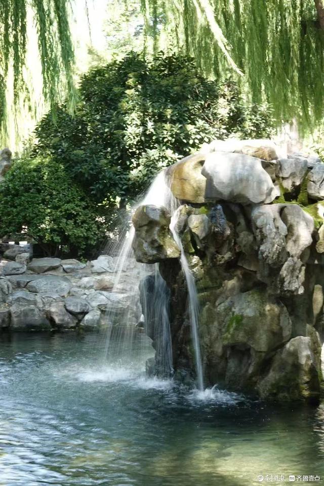 月牙泉飞瀑，五龙潭观鱼