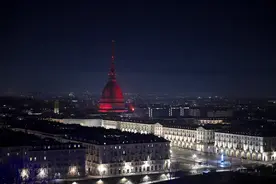 世界多地点亮“中国红”图片