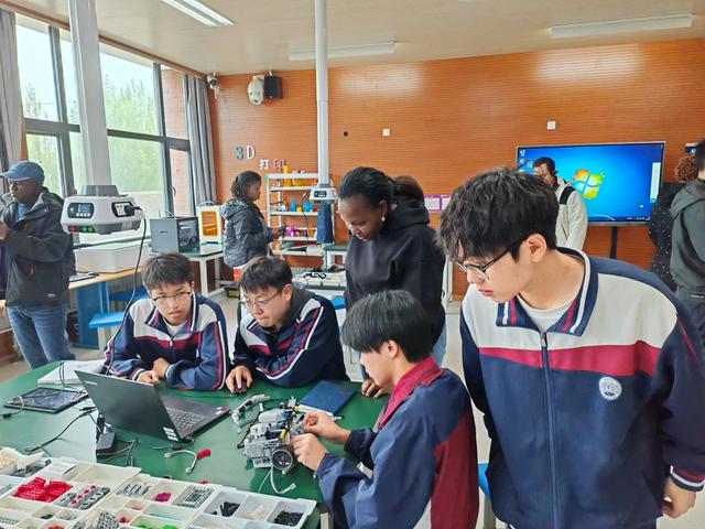 上海校长援青三年：AI实验室落地，青少年管乐团进京