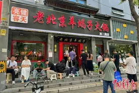 “不能让英雄的火锅店倒闭了”图片