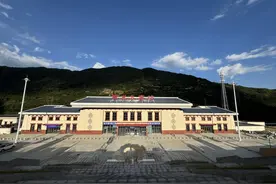 川青铁路黄龙九寨站海拔2977米：应对高寒和高原反应，车站有地暖、医疗点图片