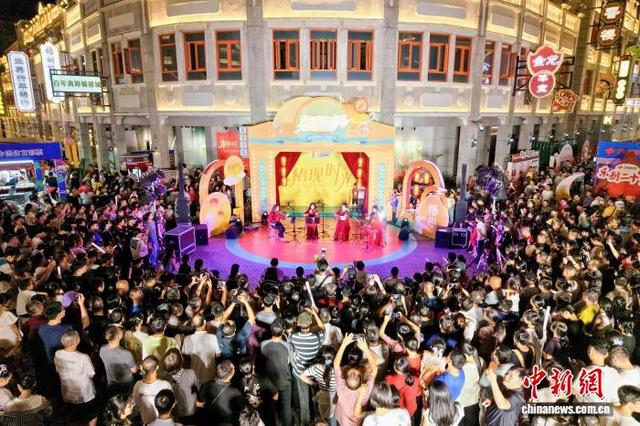 “梧现时光”音乐派对上演 广西梧州骑楼城下演绎“岭南风华”