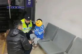 3岁走失小孩被陌生男子抱走？大家都慌了神图片