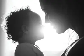 刚出生的婴儿被亲生父母丢进垃圾桶！要不要剥夺他们的抚养权？图片