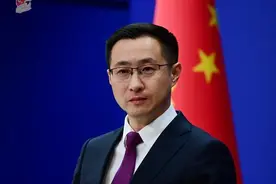 外媒称赞中国免签政策吸引外国游客，外交部：中国大门常打开图片