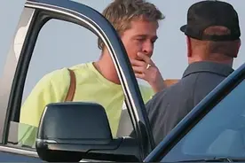 60岁正是帅的年纪！布拉德·皮特海滩拍《F1》路透图片