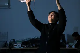 好评中国丨00后学霸造出“钢铁巨鸟”改写工业无人机标准图片