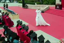别出心“裁”的毕业季 北京这所高校把服装动态展演融入毕业典礼图片