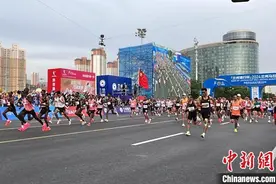 2024兰州马拉松鸣枪开跑：山水城市的狂欢节图片