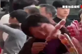 舔包装再出售？橘子洲景区：已将该名商贩列入重点关注名单图片