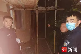 毛坯别墅门前长满了草 这个水电工起了邪念……图片