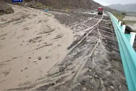 新疆独库公路库车段发生泥石流 当地实施临时交通管制图片