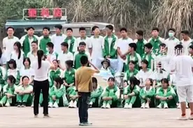 泪目！初三病重男孩与全班拍毕业照，第二天不幸离世图片