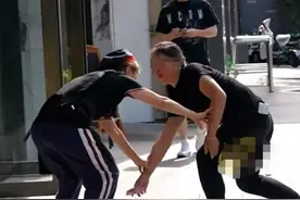 市民给救人英雄栾留伟店里送钱，店员：老板娘说不收任何财物图片