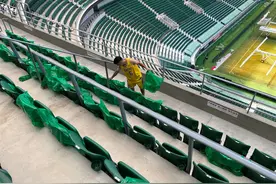 方昊主动帮国安球迷收TIFO图片