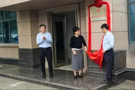 漯河市郾城区首家“车轮上的党支部”挂牌成立图片