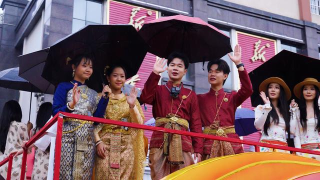 海外双胞醉心墨江 许下来年之约