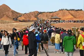 五一小长假张掖七彩丹霞旅游市场持续火爆图片
