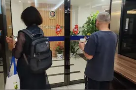 上海认知障碍老爷叔被理发店掏空60万看病钱？最新进展来了！官方介入调查→图片