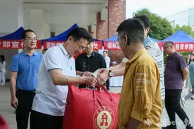 “最后一站路，是学校向我走来的！”——武汉商学院迎来3400余名2023级新生图片