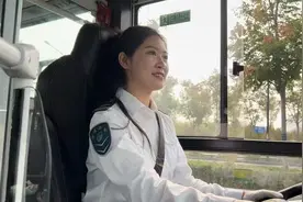 是“专职司机”也是正能量博主的“95后”公交女孩图片
