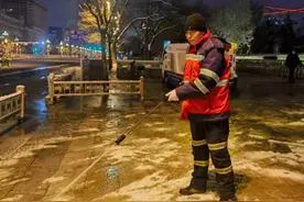 30多个小时几乎无休，他在长安街上清扫积雪图片