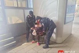 耄耋老人到20公里外看望孙子，寒冬忘归途南京特警接力送她回家图片