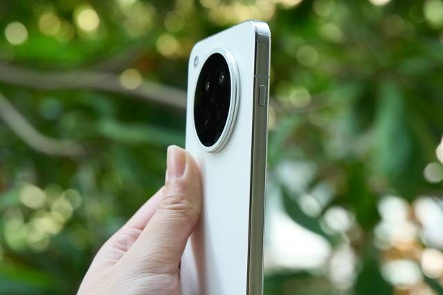 小屏旗舰正在成为“时代眼泪”：续航、散热、交互是无解困局