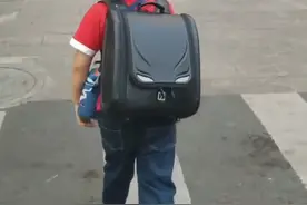 一下就长大了，常德一父亲记录儿子小学第1天和最后1天，从小萌宝变成1米74大男孩图片