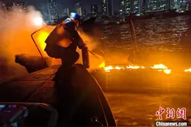 中国海警局南海分局联合多部门高效处置渔港重大火情图片