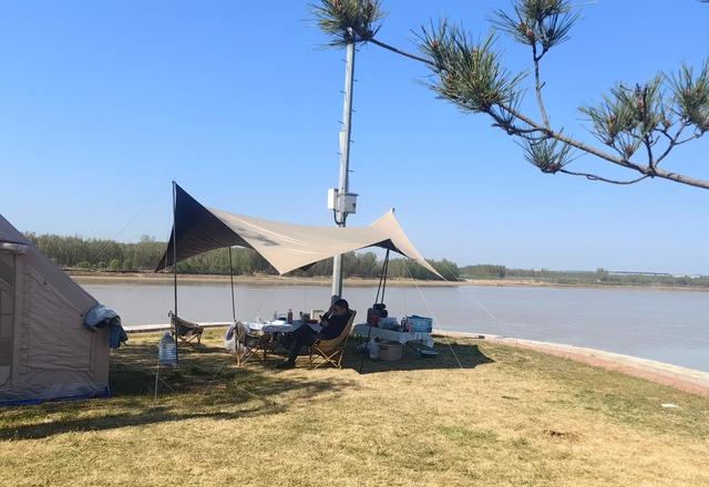 野趣满盈黄河岸，春日露营沐暖阳