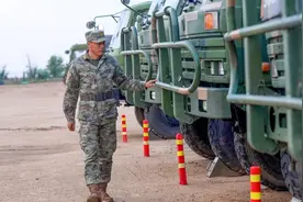 服役30年的兵王，光荣退休！图片