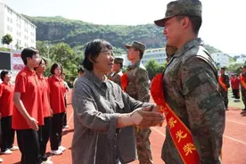 张桂梅为入伍新兵鼓劲加油图片