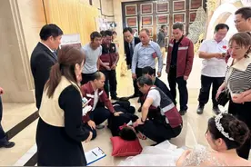 新郎婚礼上心跳骤停，全市急救专家都来了→图片
