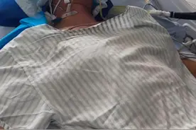 潍坊33岁外卖小哥送餐时心跳骤停昏迷，事后收到多方救助，妻子感激发声：盼他快点醒图片