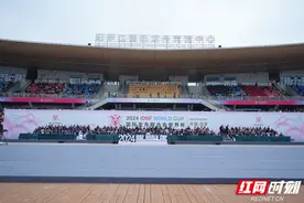 2024第四届国际龙联世界杯“龙舟故里”开幕，11支世界顶尖龙舟队竞渡汨罗江图片