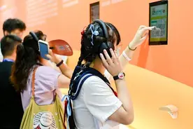 在上海书展听“番茄小说”，AI朗读可切换40余种音色，还能展现喜怒哀乐图片