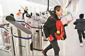 广州地铁11号线昨日开通 市民争相品尝“头啖汤”图片