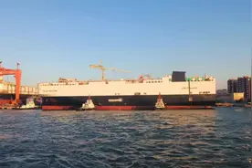 海上“拖小二”，助力滚装船“华丽转身”图片