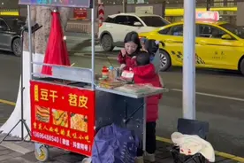 重庆“带两个孩子摆摊的妈妈”爆火，附近摊主：她边做生意边直播，患病儿子有时也出摊图片