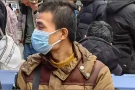 网友在北京火车站偶遇北大韦神，衣服破损严重，眉头紧锁神色痛苦图片