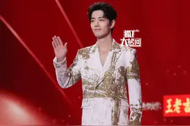 年度盛典：肖战鞋子太抢镜，胡歌显老态，三美差距大图片