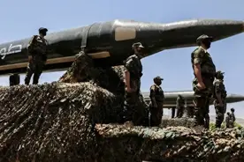 美军这招太狠，150枚导弹突破：胡塞7个防空旅为什么全部拦截失败图片