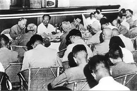 庐山会议前两个重要节点披露，毛泽东胜似闲庭信步的演讲震惊全场图片