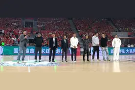 正式谢幕！易建联球衣退役 姚明：请继续帅下去图片