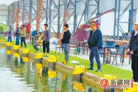 乌鲁木齐：达坂城虹鳟鱼“游”进垂钓园图片